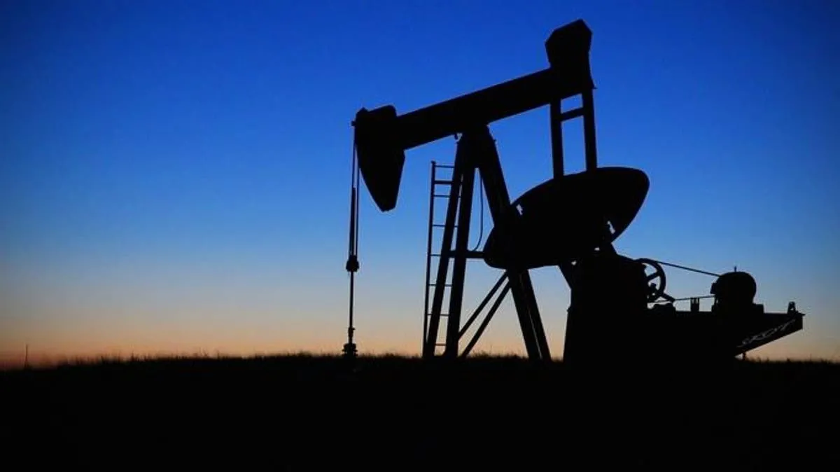 El barril de petróleo inicia el fin de semana con una subida de 0.20%