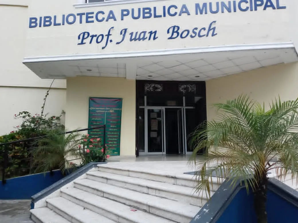 La bancarrota de la biblioteca pública de Bonao, un poeta en su laberinto y otros objetos