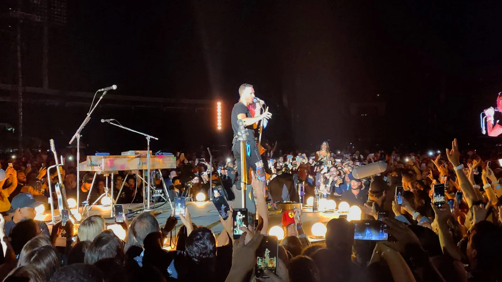 Cómo se preparó Coldplay para cantar 'Bachata Rosa' de Juan Luis Guerra