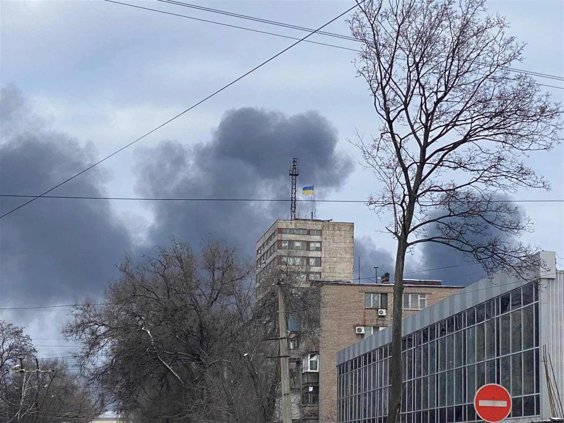 Rusos ahora bombardean Mariúpol desde el mar, según EEUU