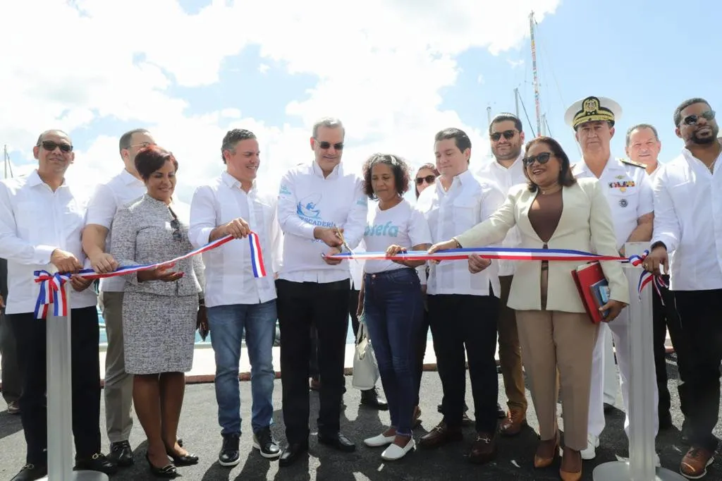 El Gobierno inaugura nuevo muelle pesquero de Boca Chica