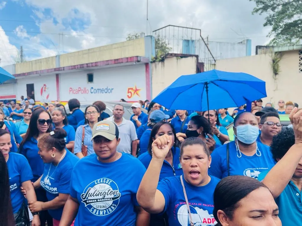 Profesores dominicanos paralizan la docencia en reclamo de subida salarial