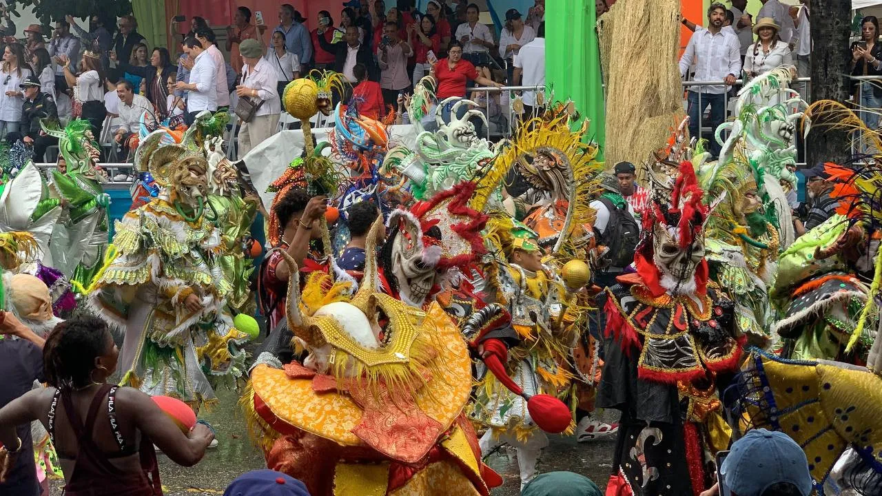 Carnaval Santo Domingo se desarrolla bajo lluvia