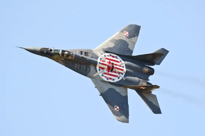 Polonia le entrega sus aviones de guerra rusos a EEUU que no se los recibe