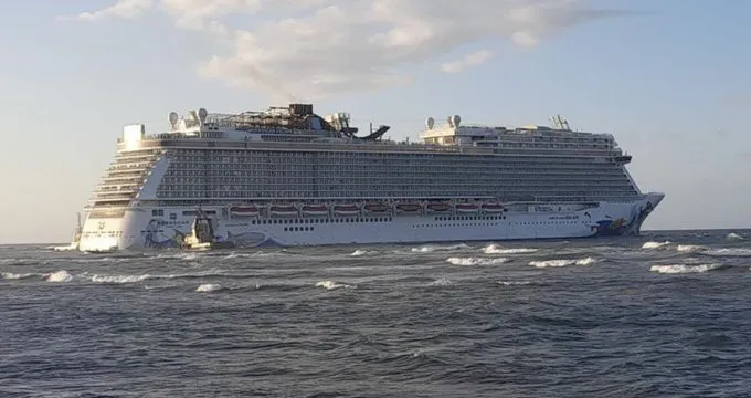 Autoridades logran desencallar crucero en Taíno Bay