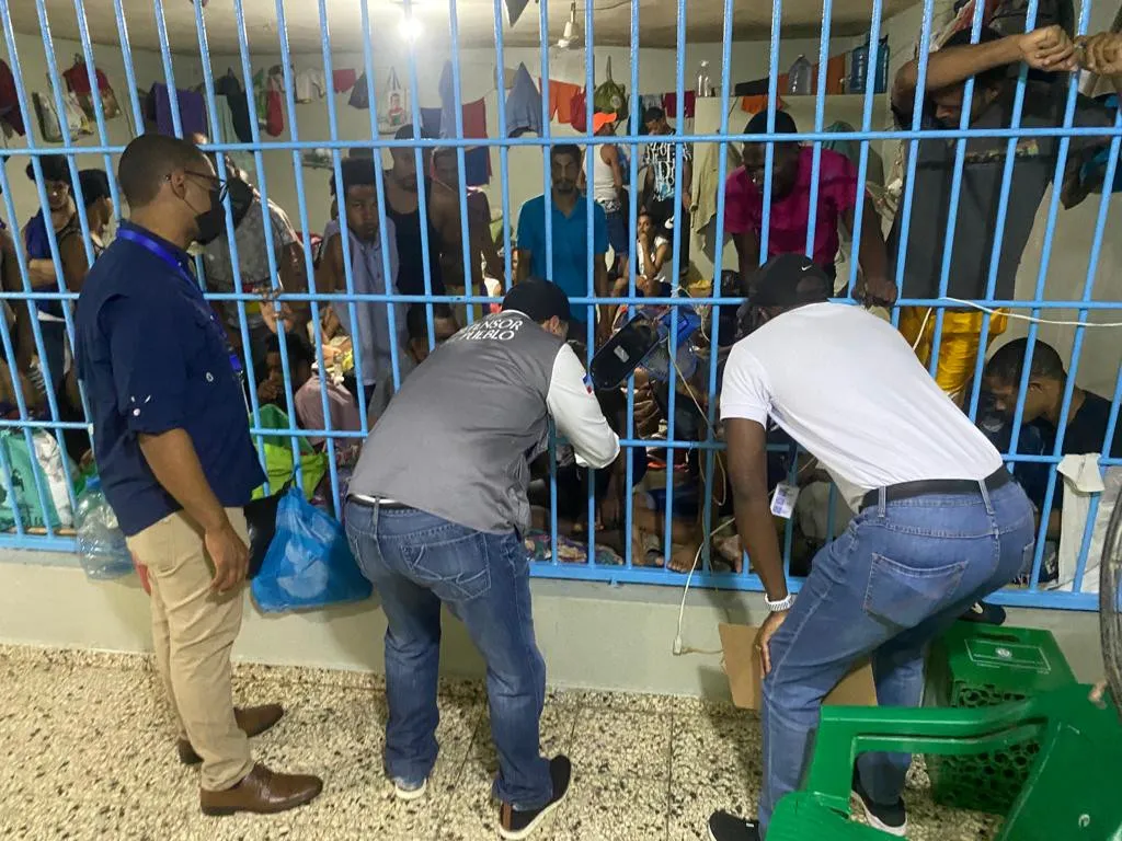 Autoridades comienzan a descongestionar cárcel en sótano de Bellas Colinas