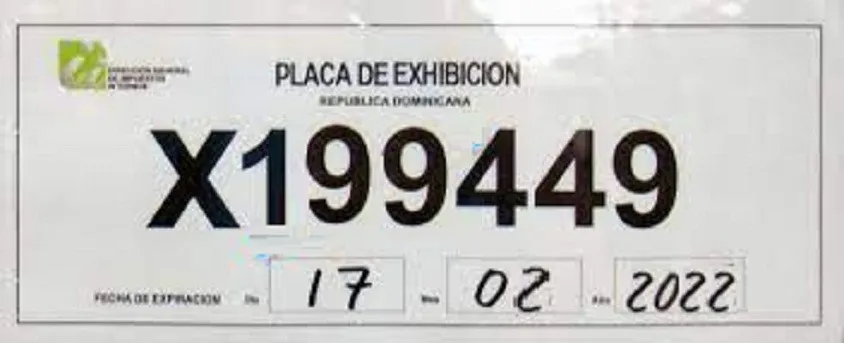 DGII somete a hombres que vendían placas de exhibición falsas