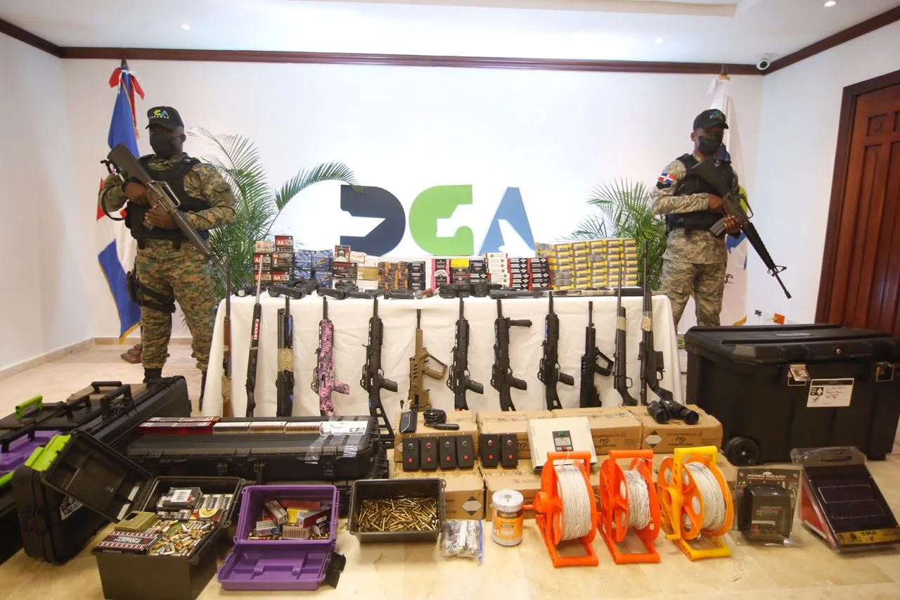 Confiscadas armas de alto calibre y explosivos en el puerto de Haina