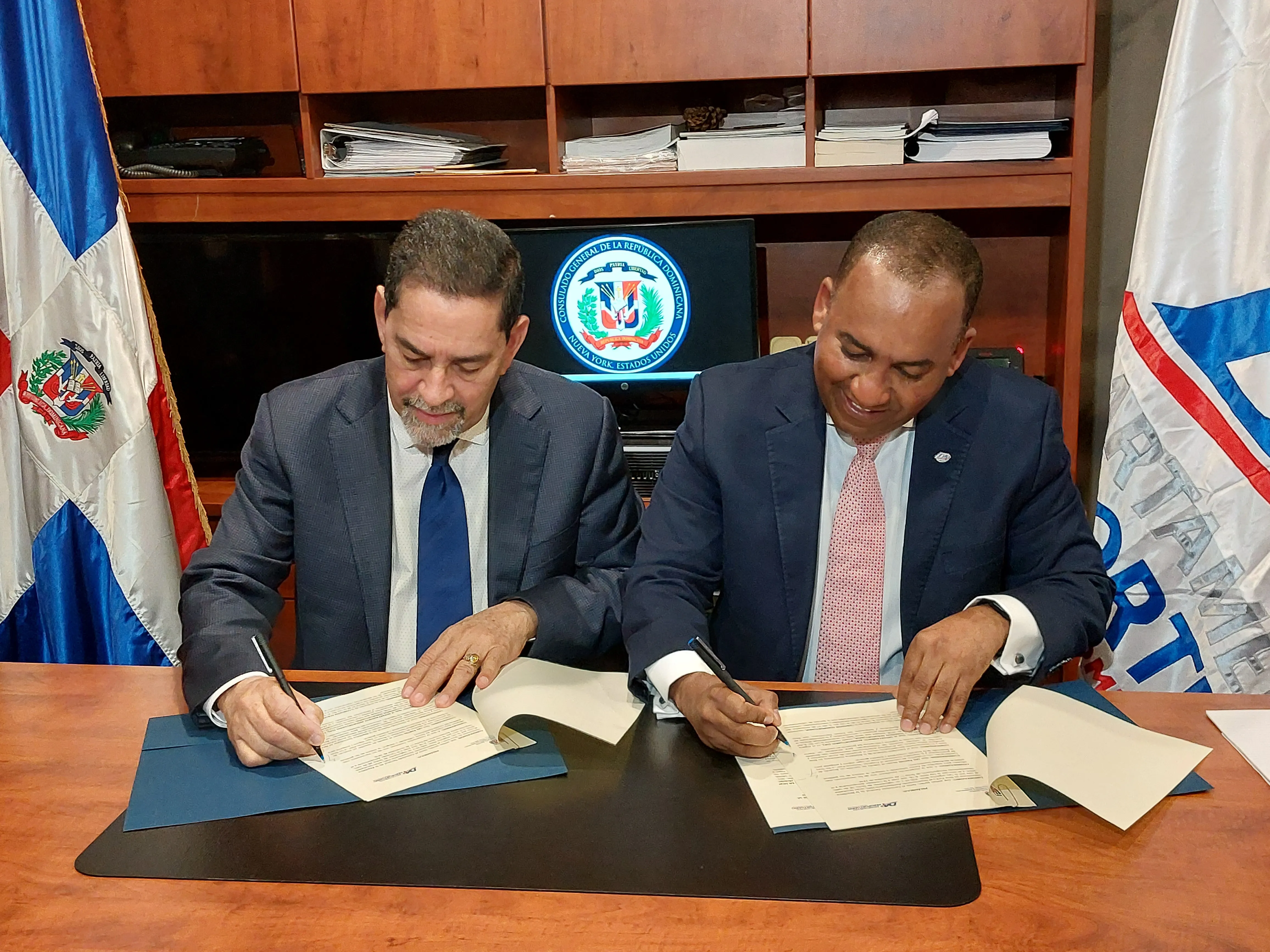 Consulado dominicano en NY firma acuerdo con Departamento Aeroportuario