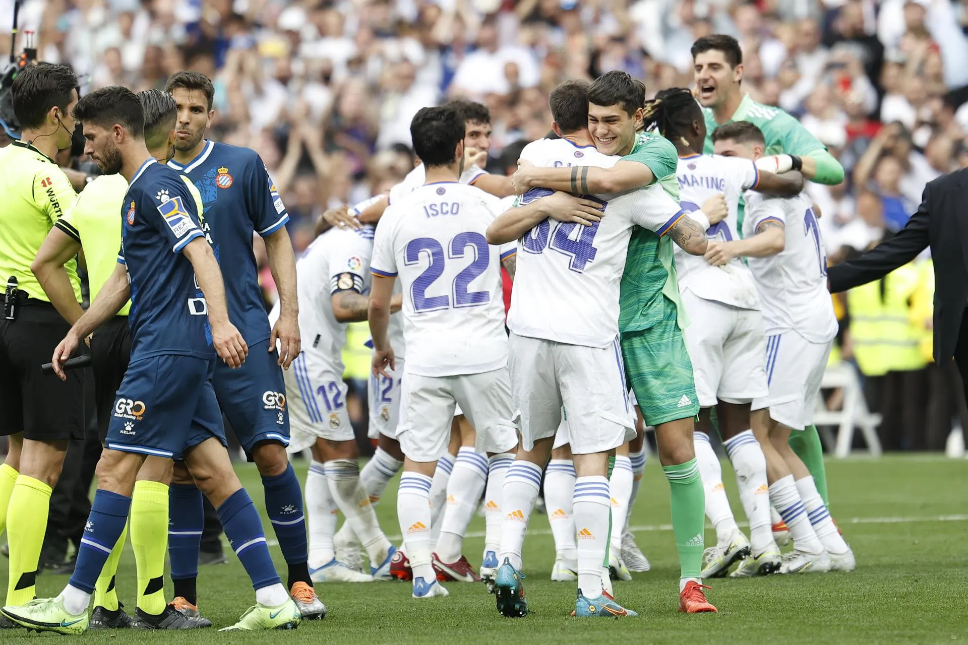 Real Madrid golea y se corona campeón de España