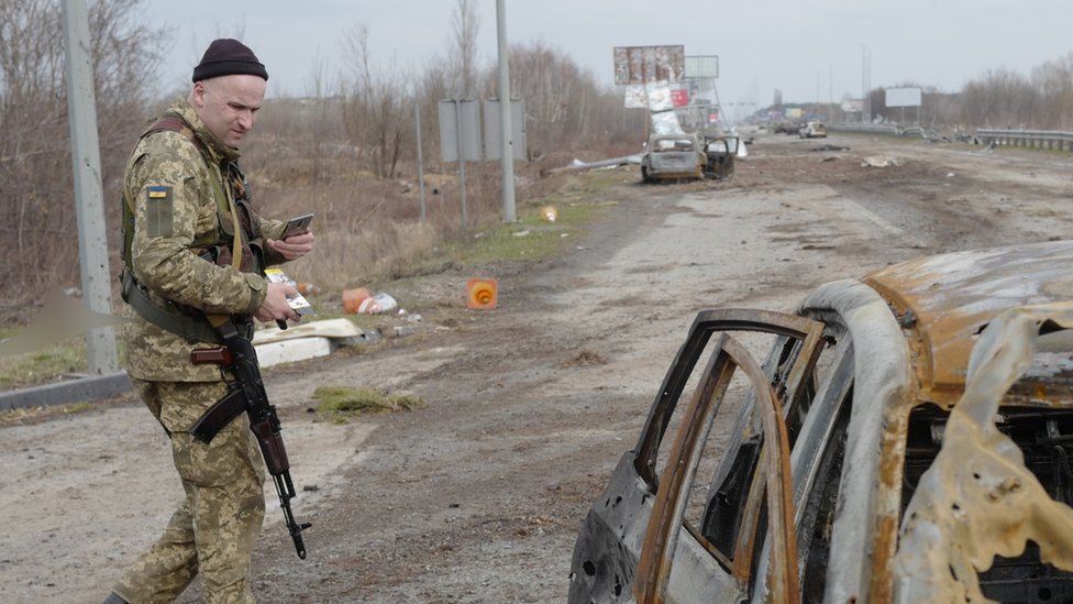 Rusia y Ucrania: la terrible evidencia sobre posibles crímenes de guerra hallada por la BBC a las afueras de Kiev