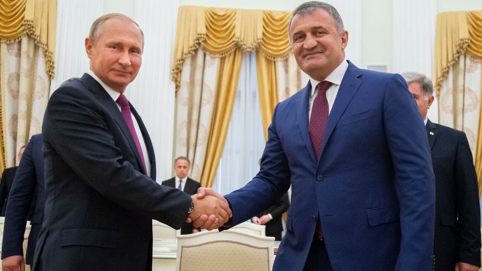 Rusia y Ucrania: qué son los estados fantasma que reconoce Moscú y cómo los usa en los conflictos con sus vecinos
