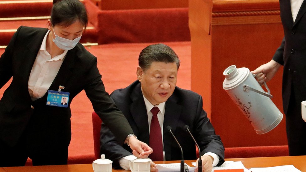 Por qué los estrictos confinamientos por la covid en China y la guerra de Ucrania suponen un duro revés para Xi Jinping