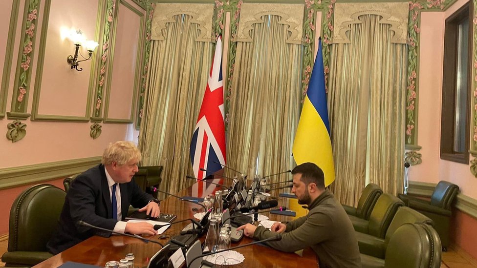 El primer ministro británico, Boris Johnson, viaja en visita sorpresa a Kiev para dialogar con el presidente Zelensky