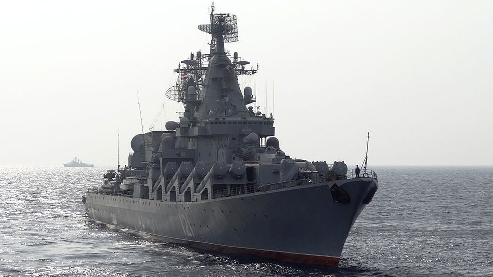Rusia y Ucrania: Moscú reconoce que su buque insignia en el Mar Negro resultó gravemente dañado tras un incendio y una explosión