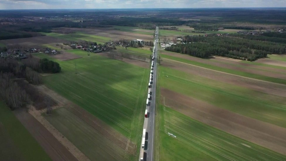 La gigantesca fila de más de 80 km que formaron los últimos camiones de carga rusos en abandonar la Unión Europea