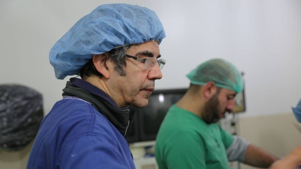 Bombardear hospitales y matar médicos es un arma de guerra real Es simplemente despreciable: el cirujano que ayuda a operar remotamente a los heridos en Ucrania