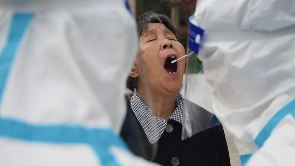 Covid en China: compras de pánico y test masivos en Pekín ante el repunte de casos y el miedo a un nuevo confinamiento