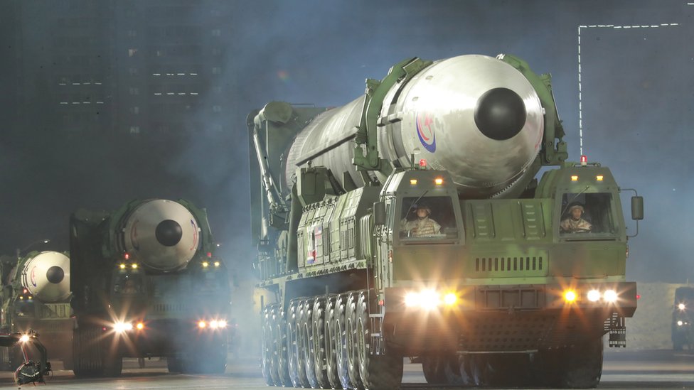 El desafiante discurso de Kim Jong-un en el gran desfile militar donde mostró misiles nucleares prohibidos