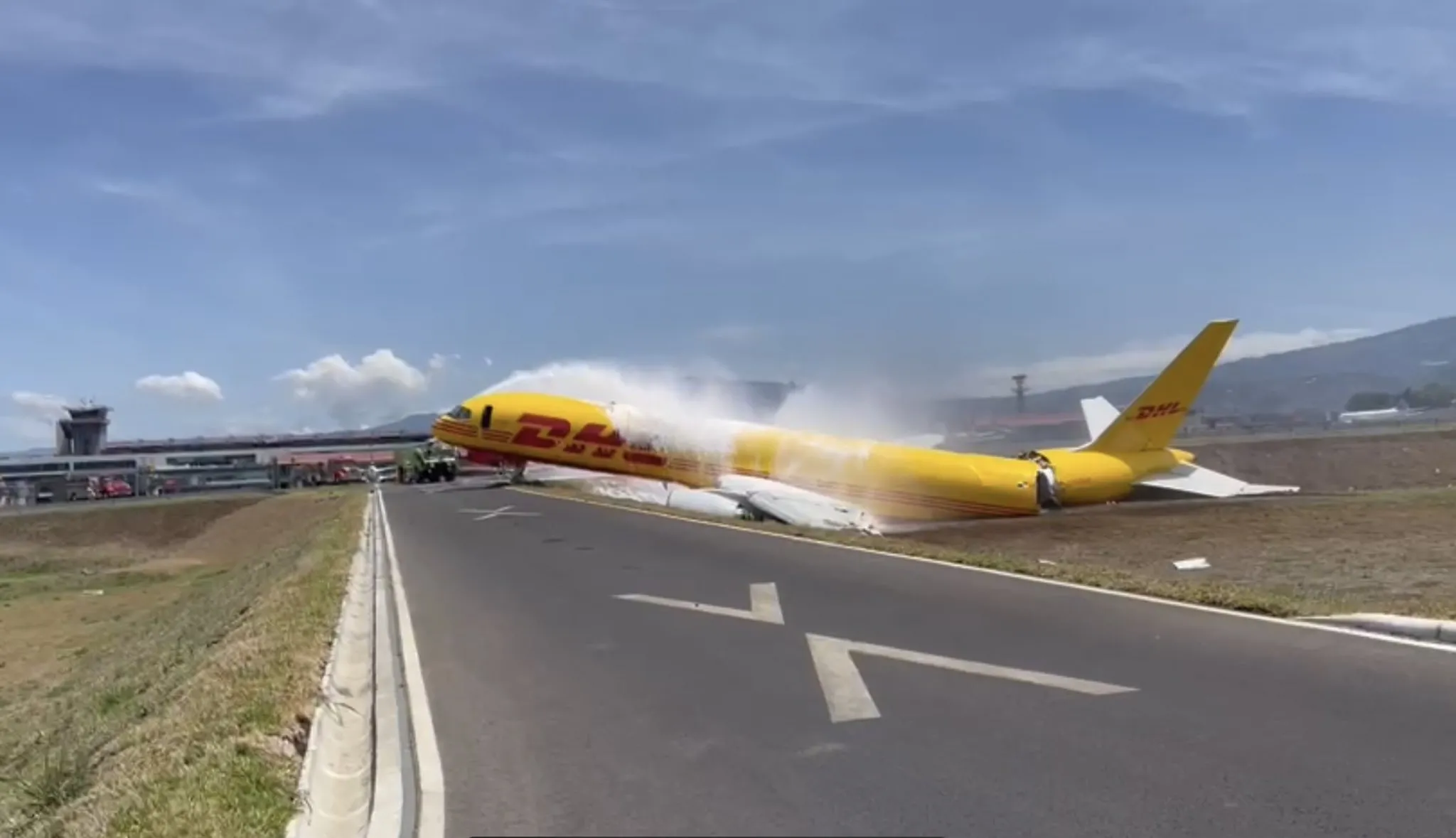 Avión DHL se parte en dos al ejecutar aterrizaje de emergencia