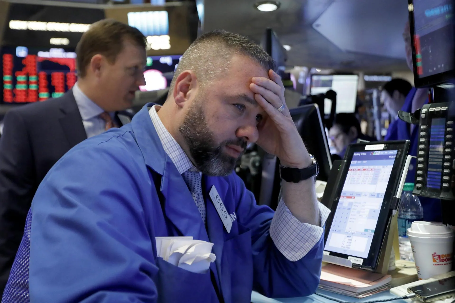 Wall Street cierra en rojo y el Dow Jones baja