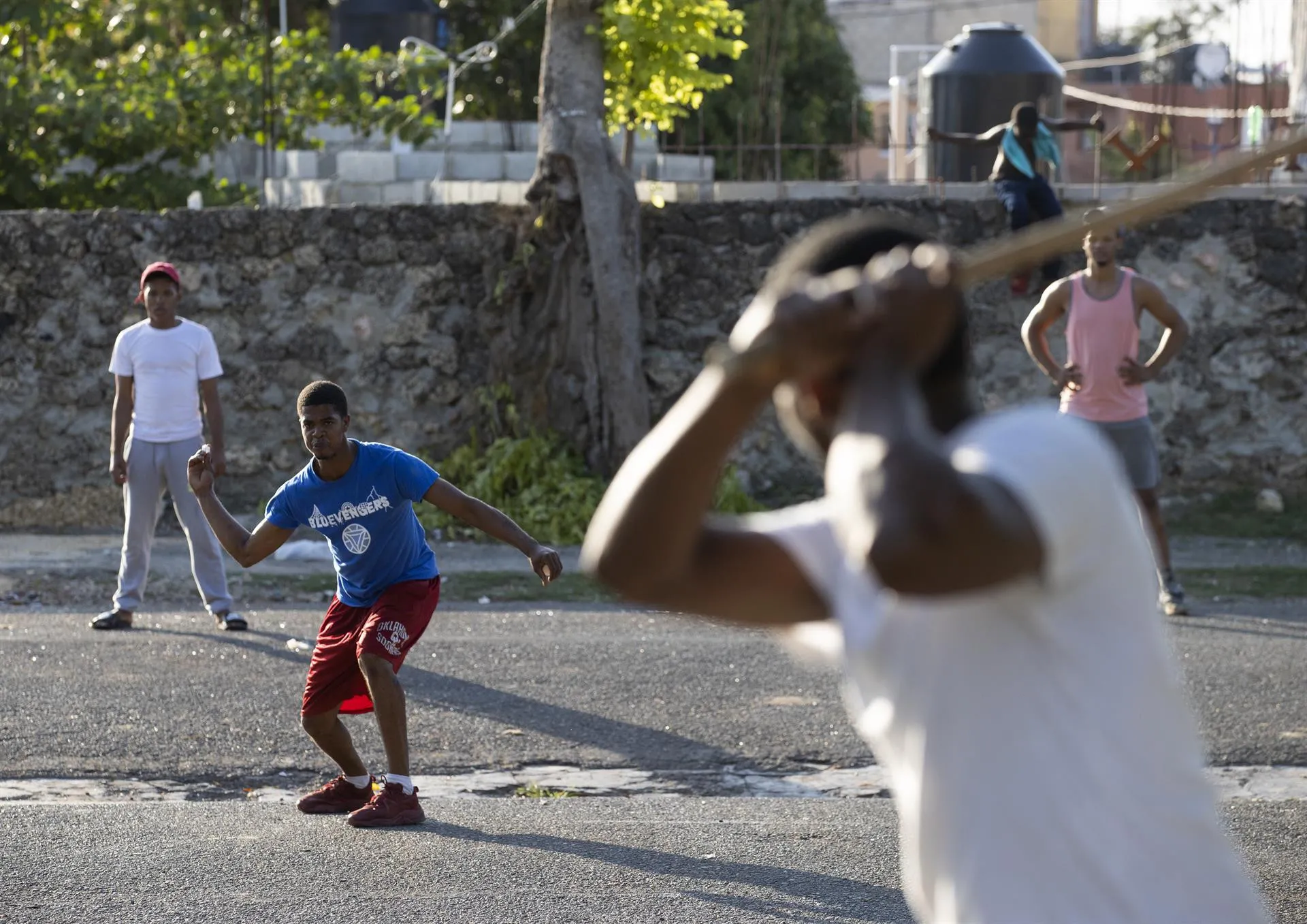 El béisbol dominicano se 'cuece' en el popular juego callejero de la vitilla