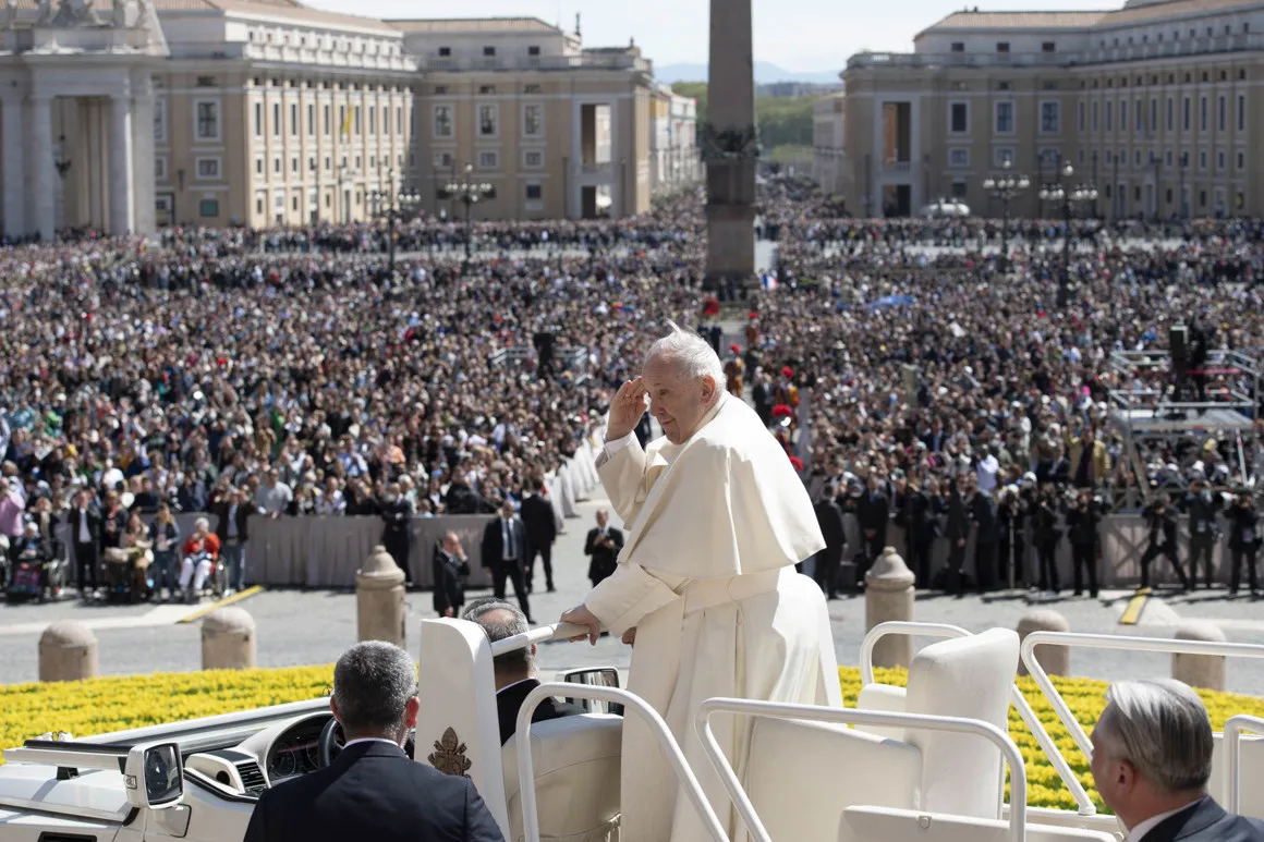 El papa pide paz en Ucrania, arrastrada por una guerra 