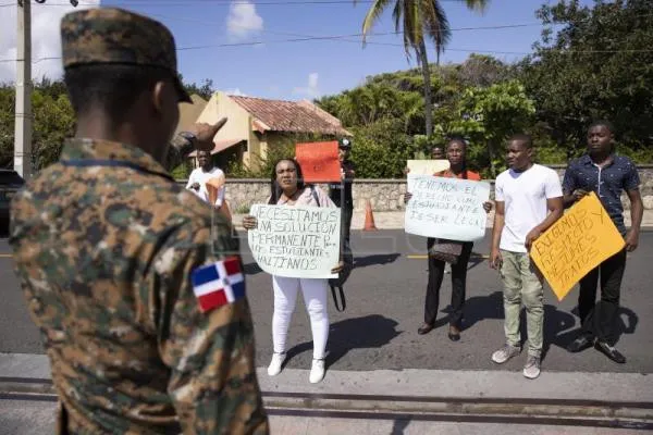 Estudiantes haitianos en República Dominicana recuperan sus pasaportes y visas