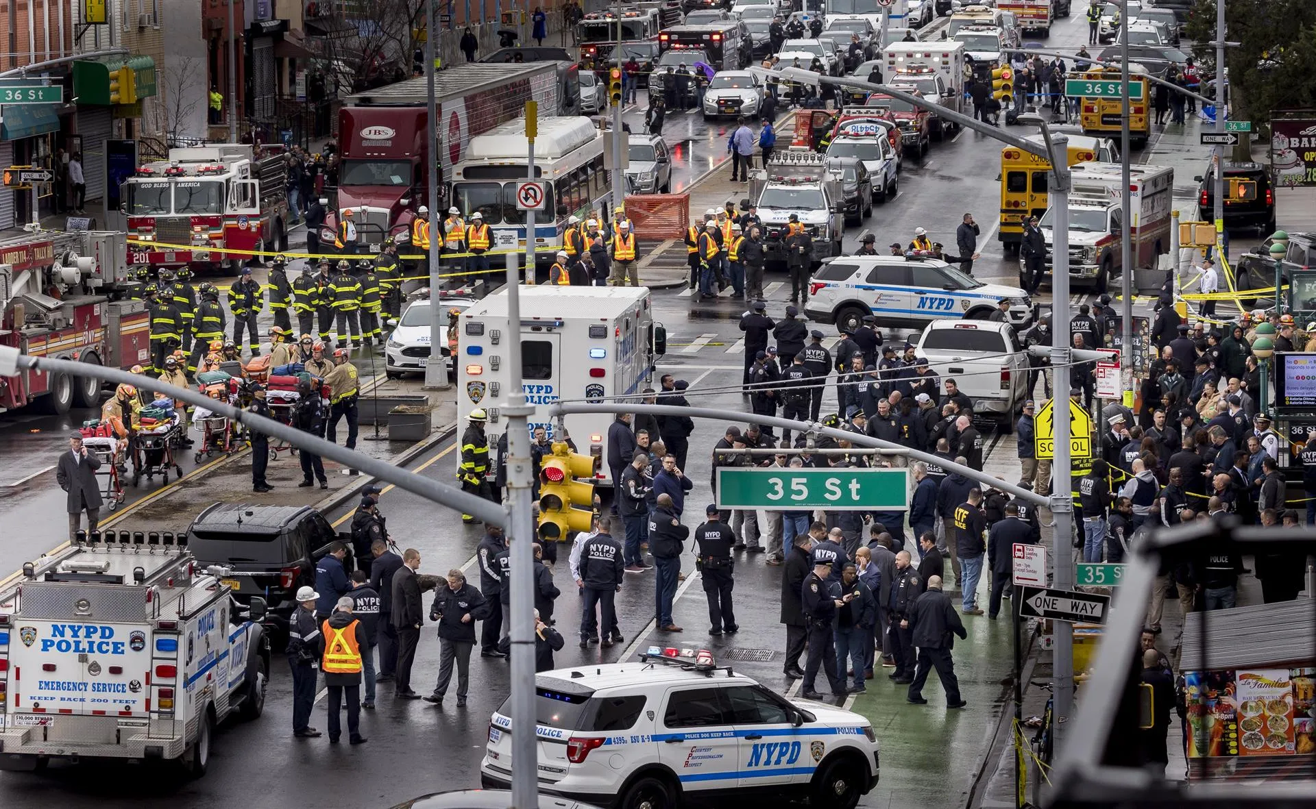Policía de Nueva York identifica al posible pistolero del metro