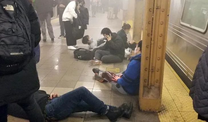 La policía busca a un sospechoso por el tiroteo en el metro de Nueva York