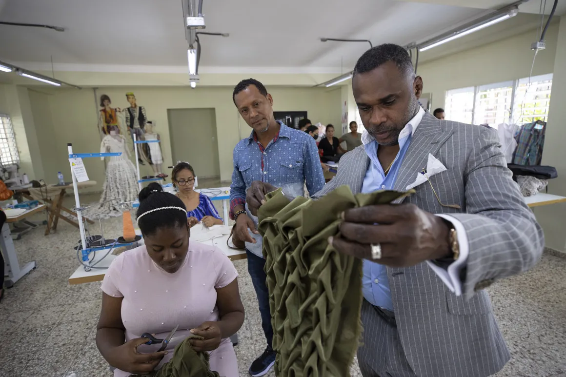 Jóvenes dominicanos de escasos recursos confeccionan su futuro en la moda