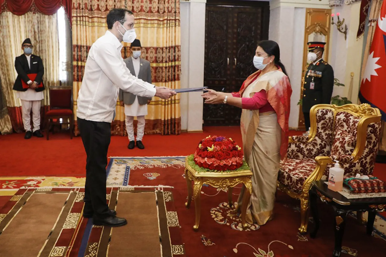 Embajador en India presenta cartas credenciales en Nepal 