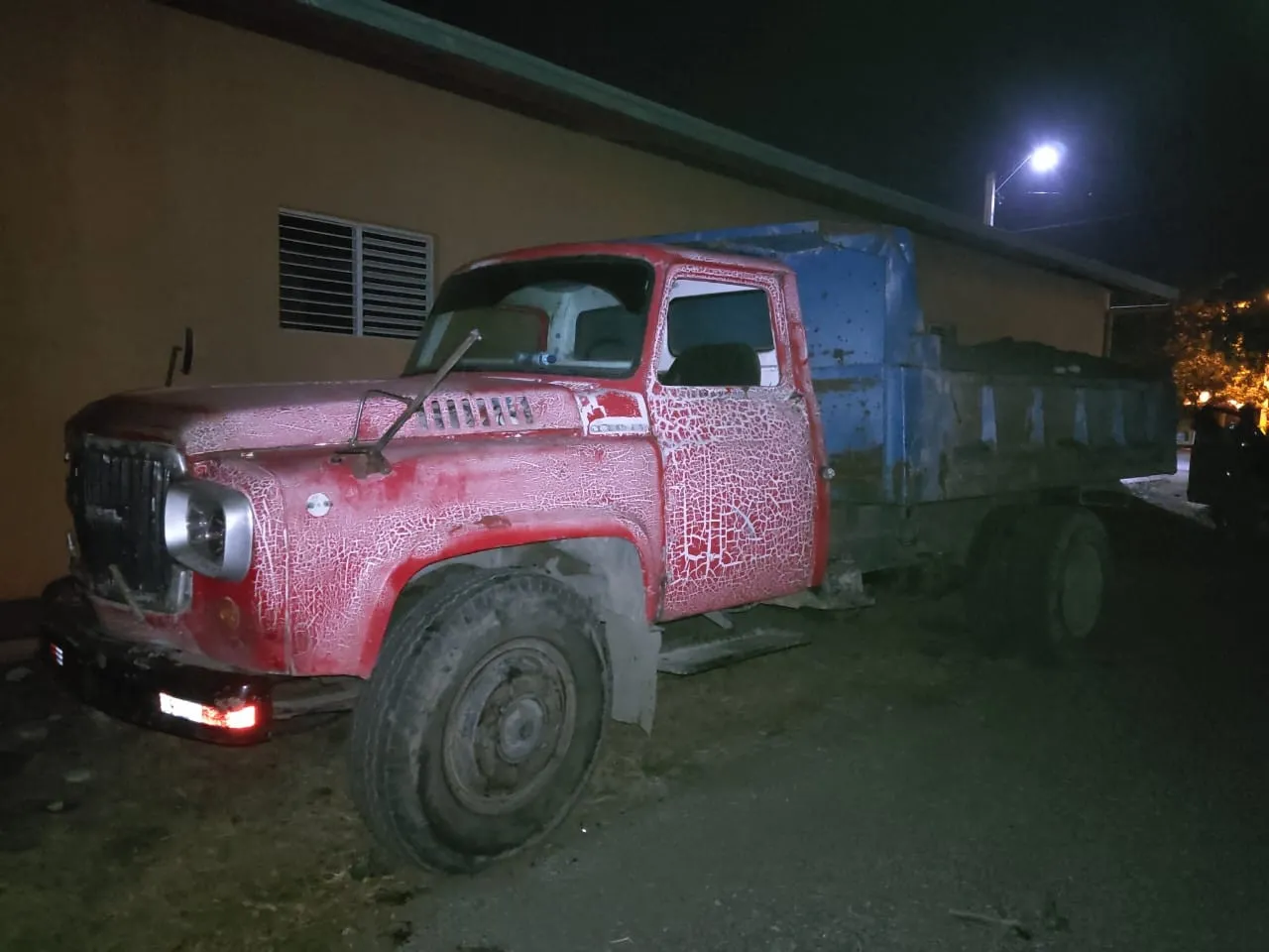 Incautan camión de “Yiye”, acusado de depredar la playa de El Corbanal