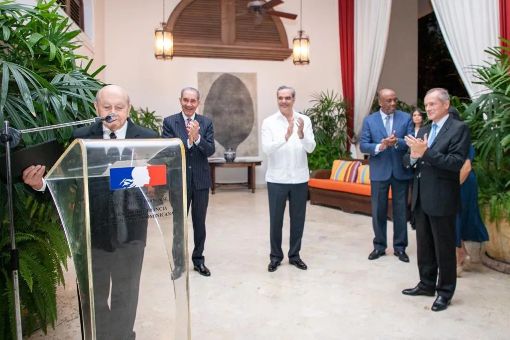 Abinader asiste en embajada de Francia a condecoración al rector de la APEC