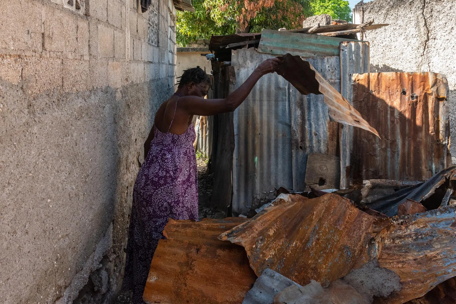 Los haitianos vuelven a sus casas en ruinas por la guerra entre bandas