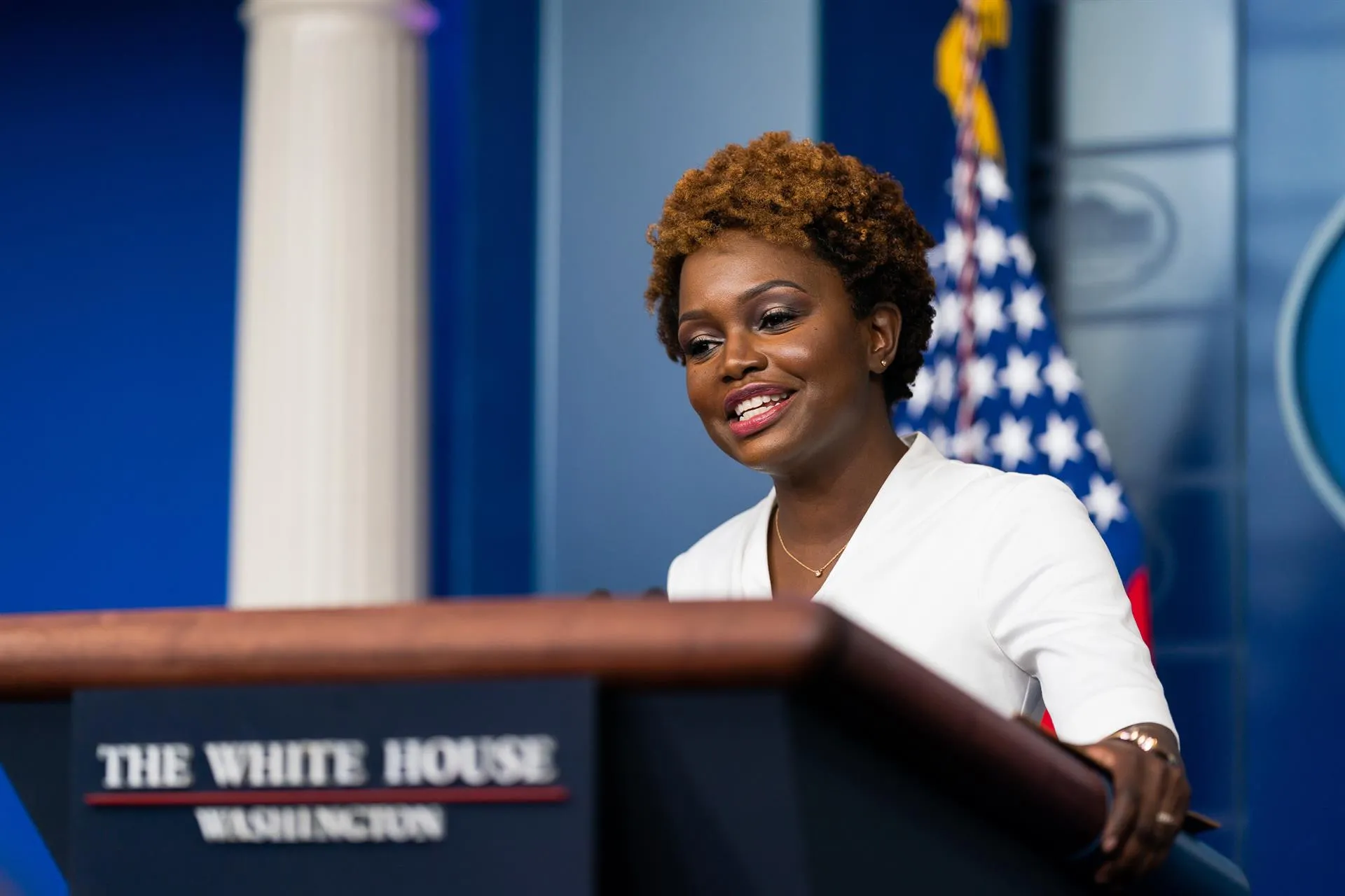 Primera portavoz negra y abiertamente gay de la Casa Blanca