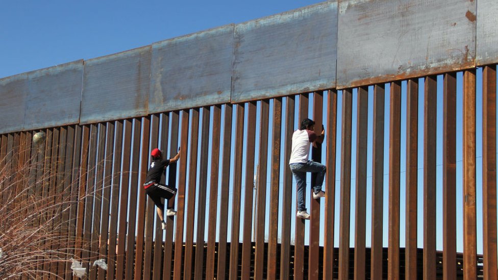 El marcado aumento de lesiones y muertes entre quienes intentan saltar el infranqueable muro de Trump desde México a EEUU