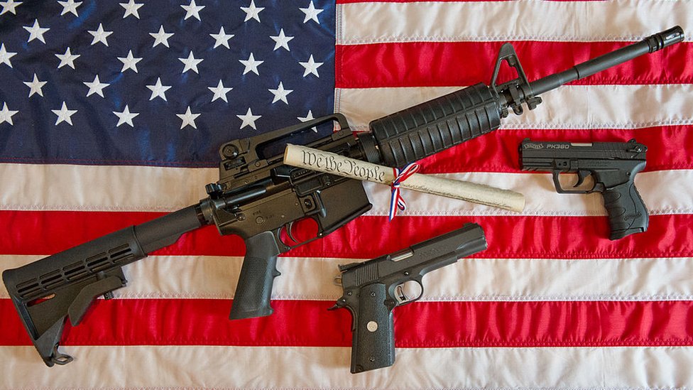 Cómo es el rifle AR-15, el arma utilizada en el tiroteo de Uvalde y en varias de las matanzas colectivas más mortíferas en EEUU