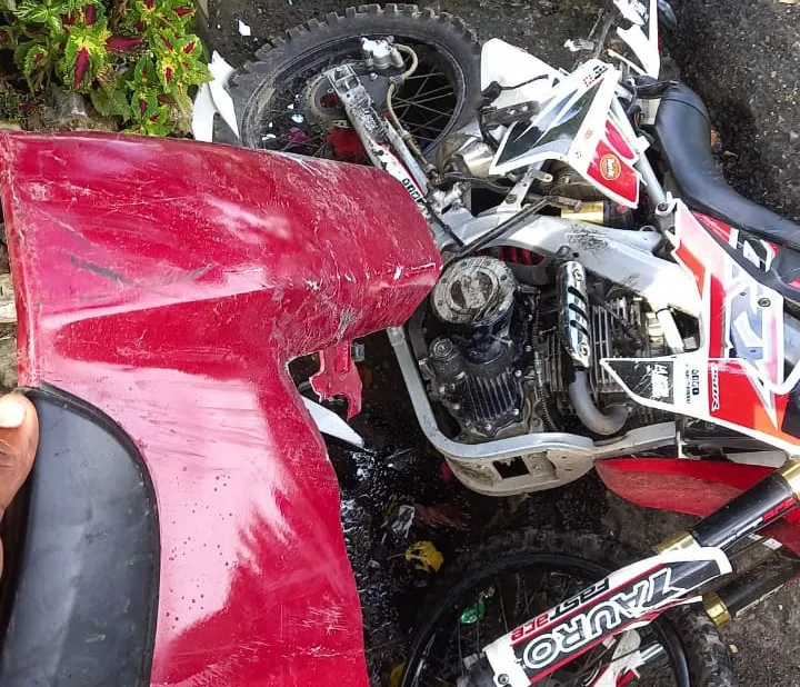Motociclista en condiciones críticas tras ser atropellado por conductor que huyó