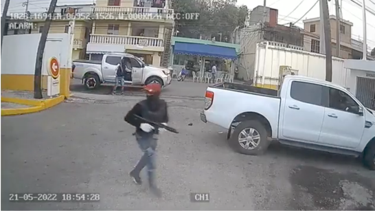 ¡De película! hombres con armas largas asaltan estación de gas en Los Mameyes