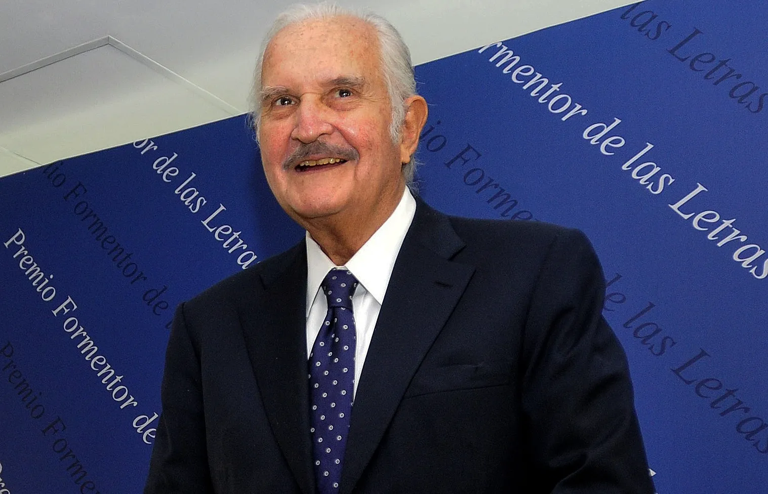 Retratan en México a Carlos Fuentes de carne y hueso