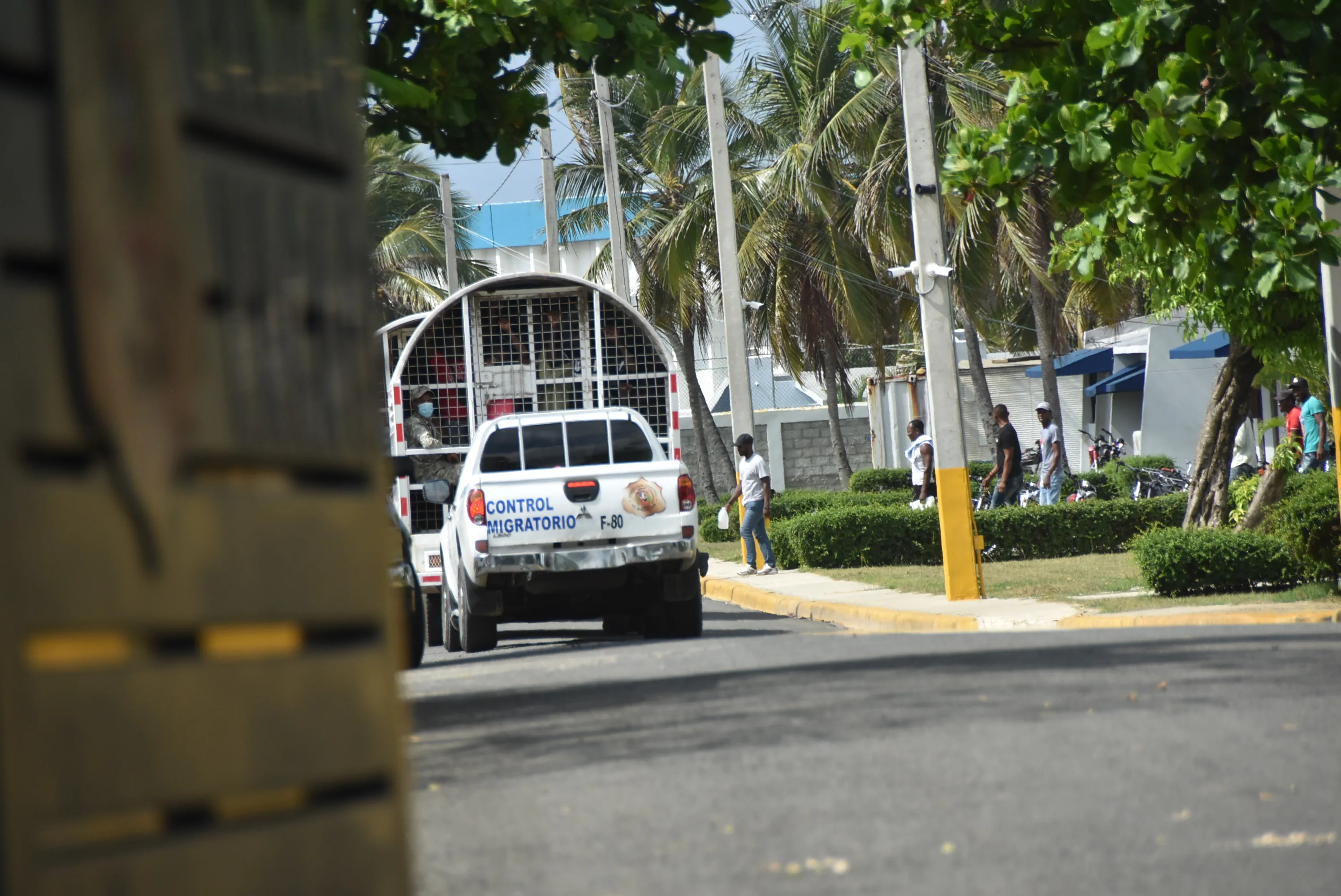 A los haitianos se les niega información de parientes detenidos por Migración