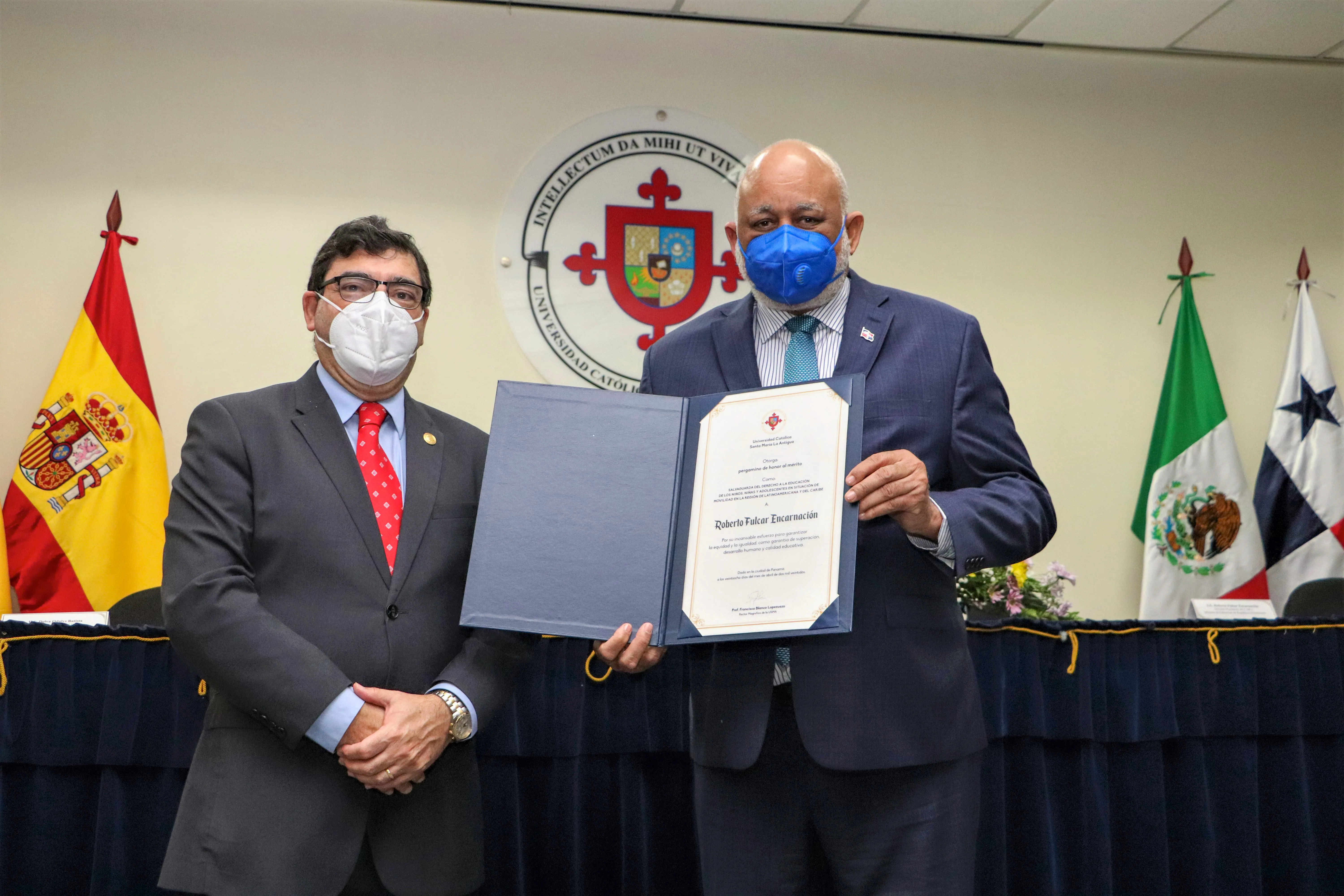 Ministro de Educación Roberto Fulcar es reconocido por universidades de Panamá