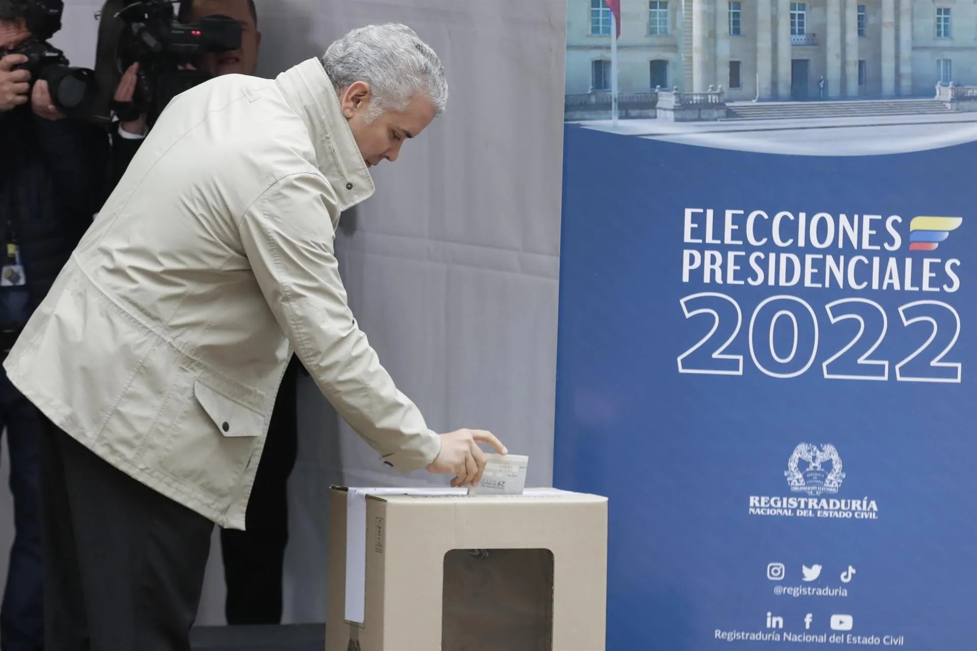 Duque vota y pide a los colombianos ir a las urnas 