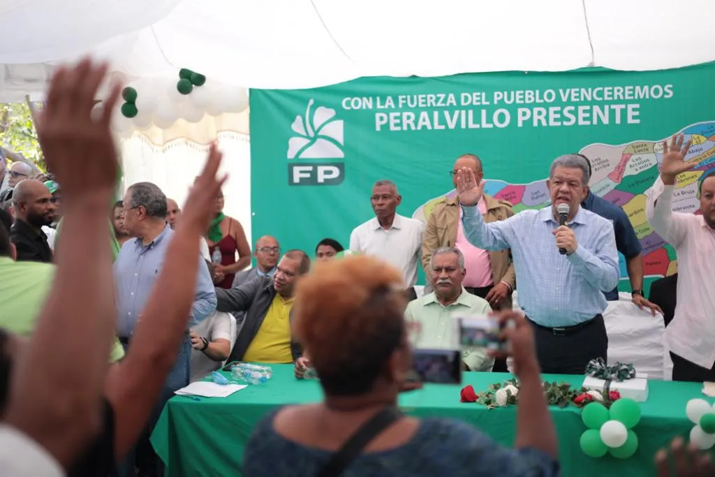 Leonel Fernández agota juramentos a abogados y visita Monte Plata
