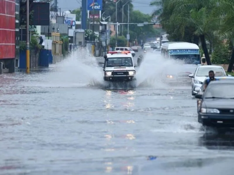 Las lluvias desplazan a 2,455 personas de sus hogares a lugares seguros