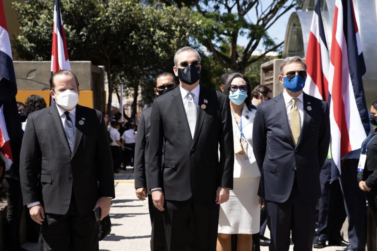 Luis Abinader asiste a la investidura del presidente electo de Costa Rica