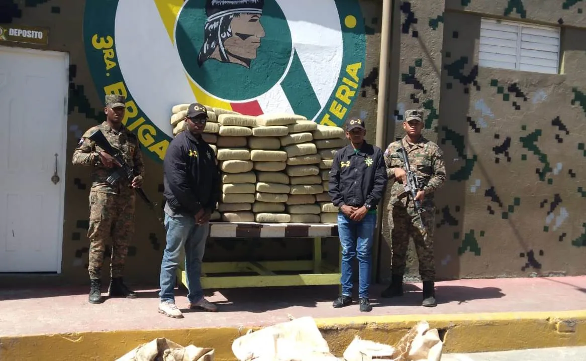 Militares confiscan 100 pacas de presunta marihuana