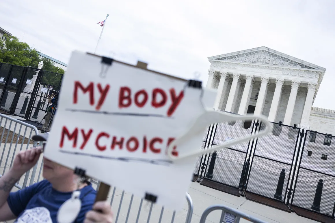Gobernantes reaccionan a derogación del derecho al aborto en EE.UU.