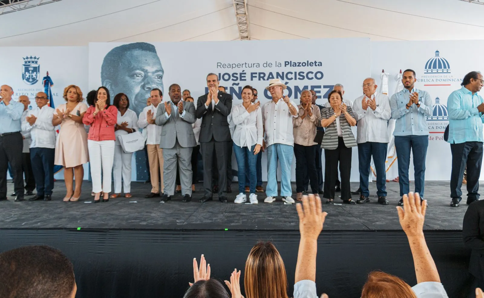 Abinader, Hipólito y alcaldesa inauguran renovada plazoleta en memoria de Peña Gómez